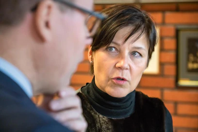Marja Tiuran mukaan turkistuottajille viestitään jatkuvasti suojautumisesta koronavirusta vastaa.