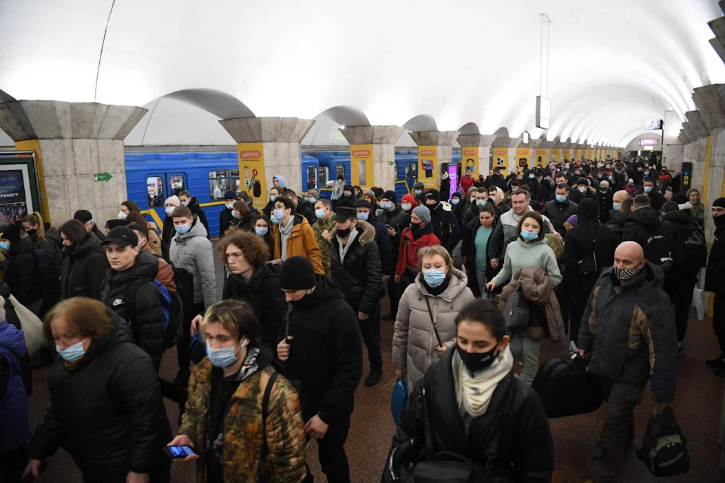 Kiovalaisia hakeutui torstaina suojaan metroasemille. Osalla väestä oli matkalaukkuja mukanaan.