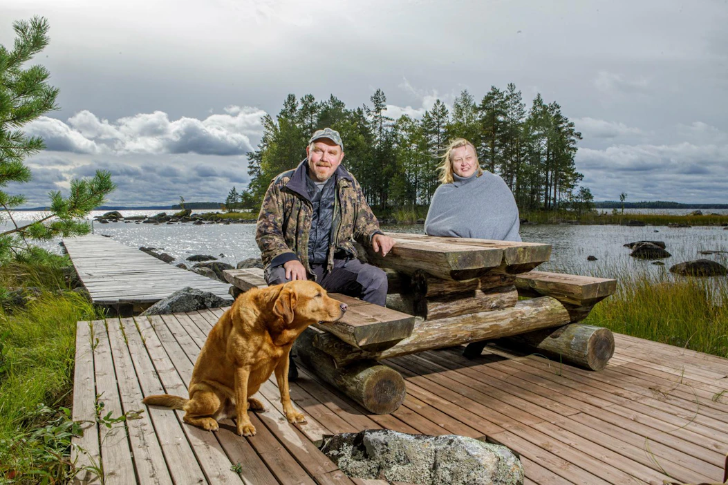 Erkki ja Taina Manninen sekä Leevi-koira asuvat nyt vakituisesti Pohjois-Konneveden rannalla mökissä, joka on muutettu ympärivuotiseksi asunnoksi.