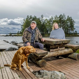 Erkki ja Taina Manninen sekä Leevi-koira asuvat nyt vakituisesti Pohjois-Konneveden rannalla mökissä, joka on muutettu ympärivuotiseksi asunnoksi.