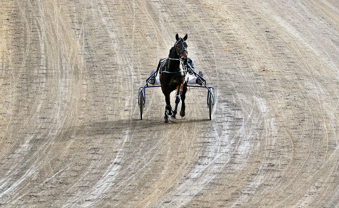 Kevät tulee, kaviourat sulavat ja rapa alkaa roiskua. Päivän painuessa mailleen, ilma alkaa yleensä viiletä ja kavioura tiivistyä. Tämän vuoksi useita lähiajan raveja on lykätty myöhäisiltaan.