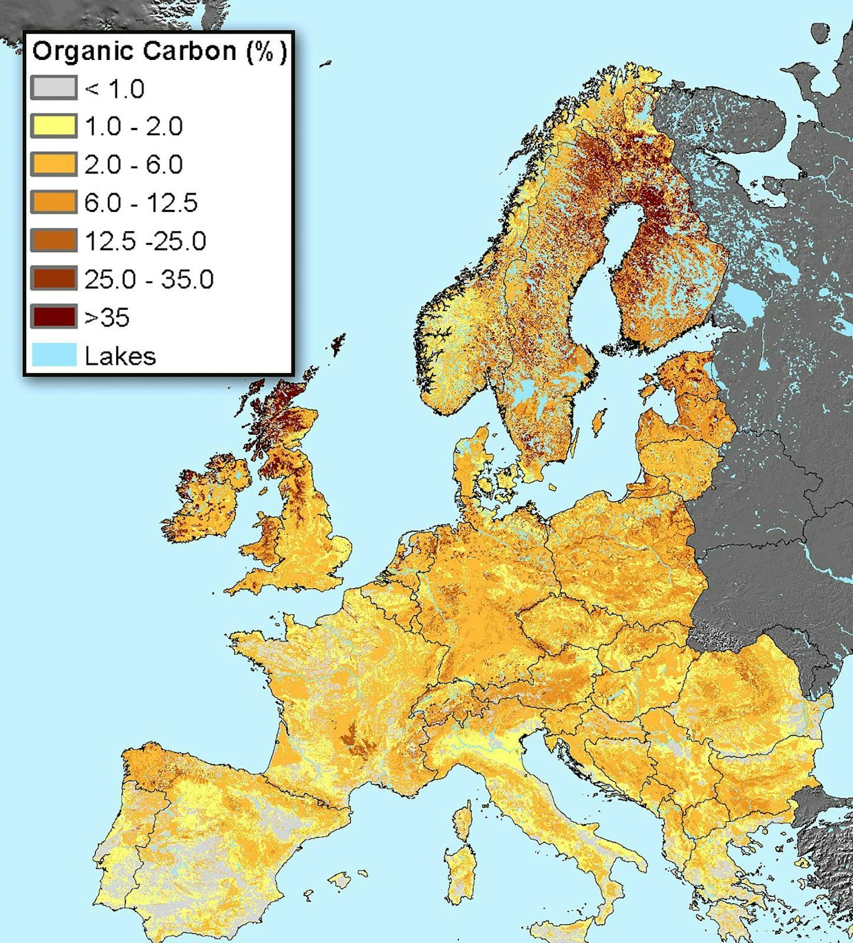 Euroopan maa-alan hiilipitoisuutta kuvaava kartta kertoo, miten varsinkin eteläisen Euroopan maaperä on köyhtynyt. Skandinaviassa multavien maalajien ja soiden merkittävä osuus sen sijaan näkyy selvästi.