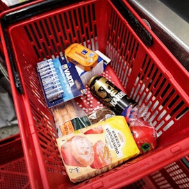 MTK-vaikuttajat kysyvät, voisiko viime vuonna huipputuloksia tehnyt kauppa siirtää kuluttajan maksettavaksi esimerkiksi 25 senttiä päivässä suomalaista kohti – jos omasta ruokakaupan katteesta ei ole varaa tinkiä.