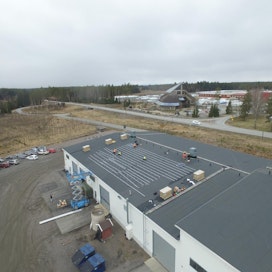 Biolan Groupiin kuuluvan Favorit Tuotteen tehtaan katolle asennetaan aurinkopaneeleita.