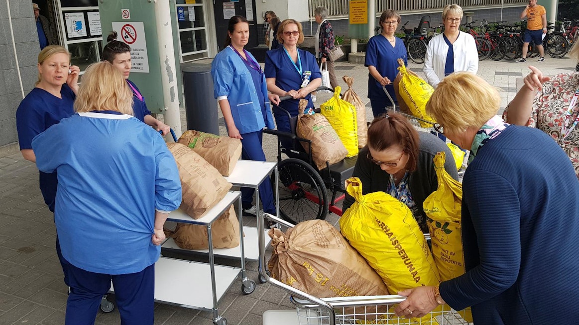 TYKS:n hoitajat ottivat vastaan MTK-Varsinais-Suomen varhaisperunalahjoituksen.