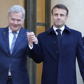 Tasavallan presidentti Sauli Niinistö osallistui yhtenä viimeisestä virkatehtävistään Pariisin Ukraina-kokoukseen missä presidentti Emmanuel Macron toivotti hänet tervetulleeksi.