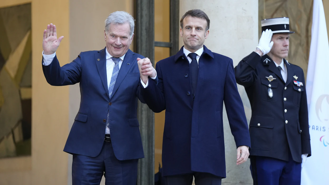 Tasavallan presidentti Sauli Niinistö osallistui yhtenä viimeisestä virkatehtävistään Pariisin Ukraina-kokoukseen missä presidentti Emmanuel Macron toivotti hänet tervetulleeksi.