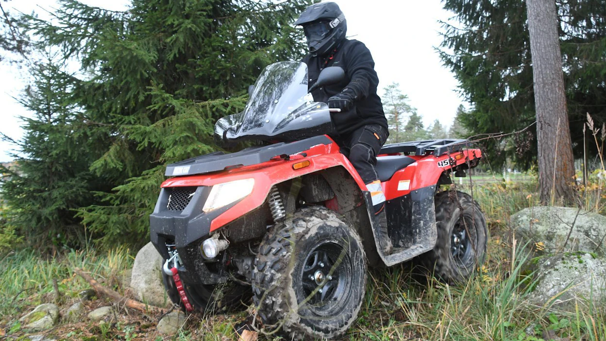 Metsäkäyttöön ostettavaan traktorimönkijään ostetaan usein lisävarusteiksi yleensä peräkärry ja nosturi sekä vinssi.