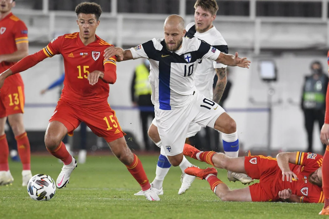 Walesin voittamalla Huuhkajat veisi nimiinsä lohkonsa ykkössijan ja nousisi A-liigaan, jossa pelaa useita jalkapallojättejä. LEHTIKUVA / HEIKKI SAUKKOMAA