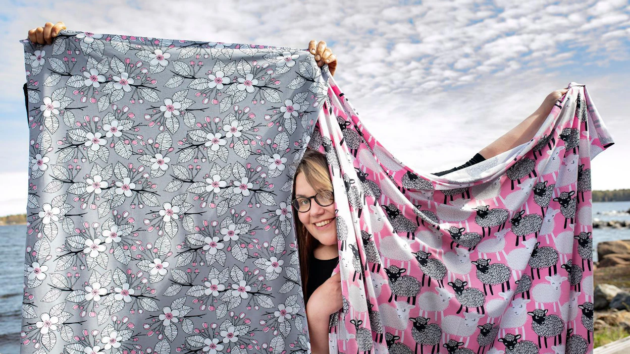 ”PaaPii Design on muotoiluyritys, jonka ominta alaa ovat vaatteet ja kankaat”, Anniina Isokangas määrittelee. Kuvan luomutrikookankaat ovat Omenapiha ja Bää.