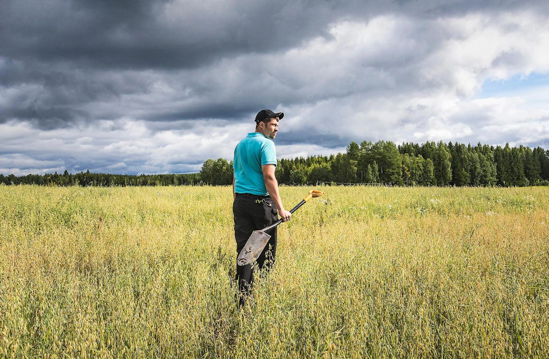 Luomukauralle on maailmalla kysyntää. Arkistokuvassa luomuviljelijä pellollaan.