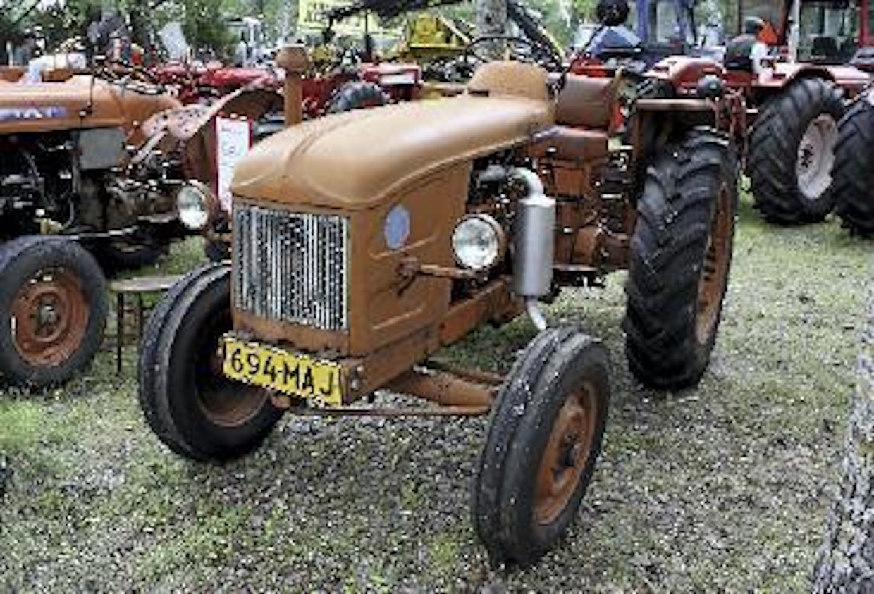 Nortek Oy aloitti 50-luvun lopulla muutaman vuoden tauon jälkeen Renaultin maahantuonnin. Ykkösmalli oli 35 hv:n kolmos-Perkinsillä varustettu N71, joka painoi 1 540 kiloa ja liikkui rivakimmillaan 23 kilometriä tunnissa. Vuosimyynnit olivat aluksi luokkaa 30–40 kpl, mutta putosivat pian muutamaan kappaleeseen. Viimeiset Renaultit myytiin 60-luvun puolivälissä. (Oulainen)