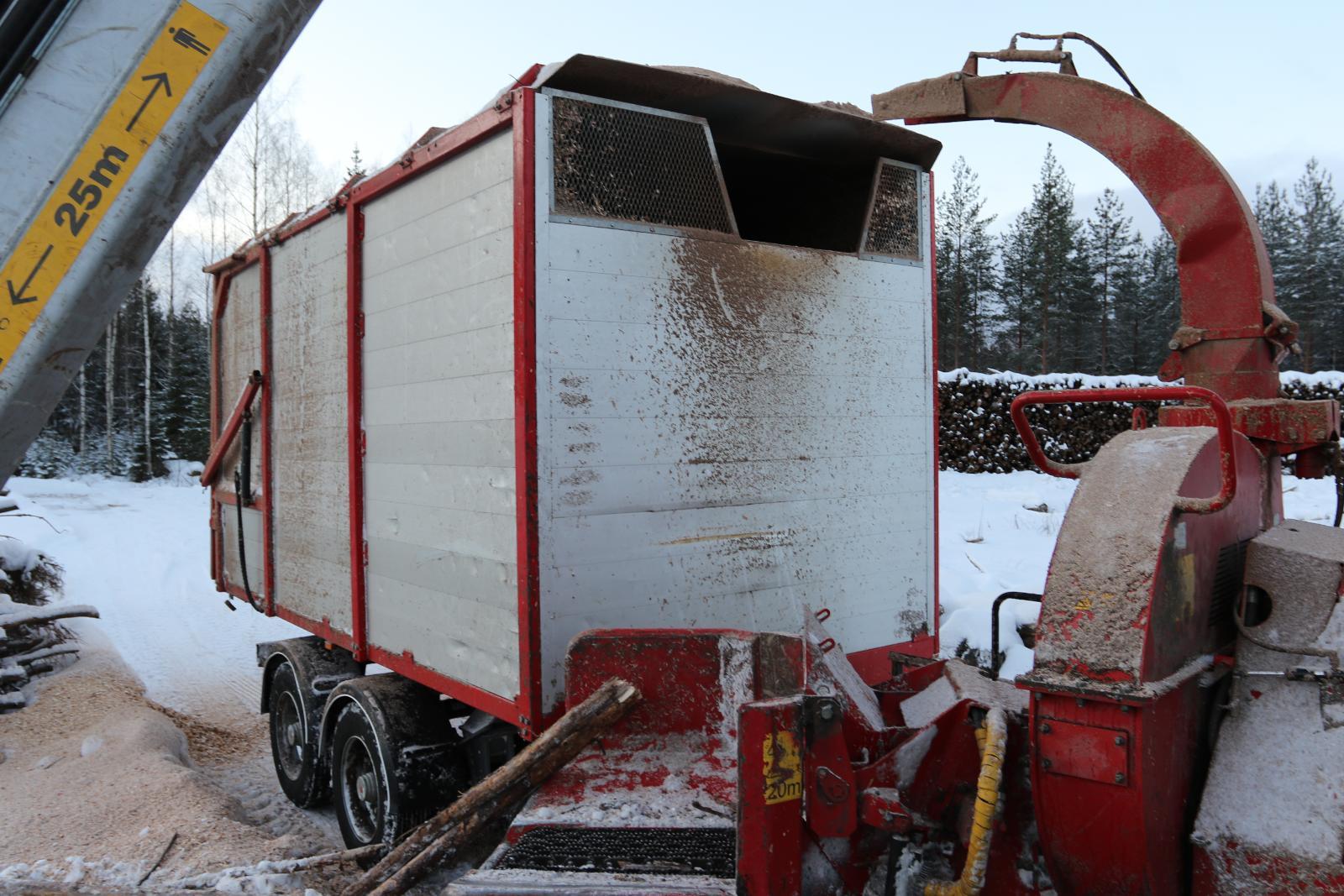 Farmi Forestin laikkahakkuri puhaltaa hakkeen suoraan perävaunun konttiin.