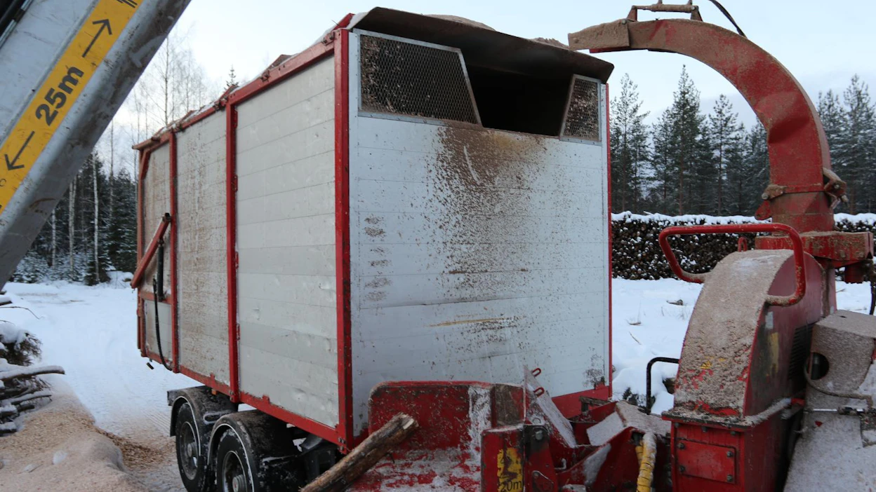 Farmi Forestin laikkahakkuri puhaltaa hakkeen suoraan perävaunun konttiin.