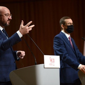 Eurooppa-neuvoston puheenjohtajan Charles Michel (vas.) ja Puolan pääministeri Mateusz Morawiecki helmikuussa Puolassa. LEHTIKUVA / AFP