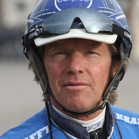 Tuomas Korvenoja on yksi menestyneimpiä ravivalmentajia Suomessa, mutta nyt hän saa melkoista arvostelua varsojen valmennuksesta tai ennemminkin valmentamatta jättämisestä entiseltä hevosenomistajaltaan Mikko Laakkoselta.