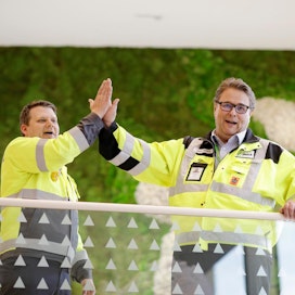 Äänekosken biotuotetehtaan johtaja Ilkka Poikolainen (vas.) ja Metsä Groupin pääjohtaja Ilkka Hämälä iloitsivat yhtiön tulosparannuksesta kesäkuussa biotuotetehtaan kylkeen rakennetun vierailukeskuksen avajaisissa.