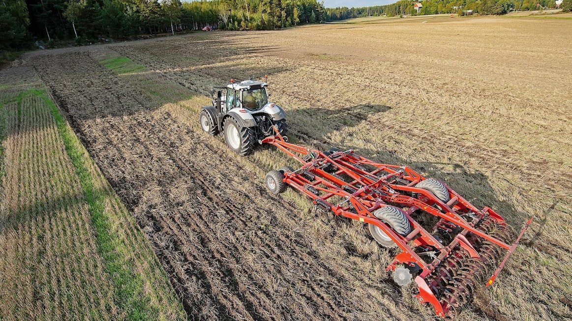 Horsch Terrano 4.4 GX -kultivaattorin työleveys oli neljä metriä.