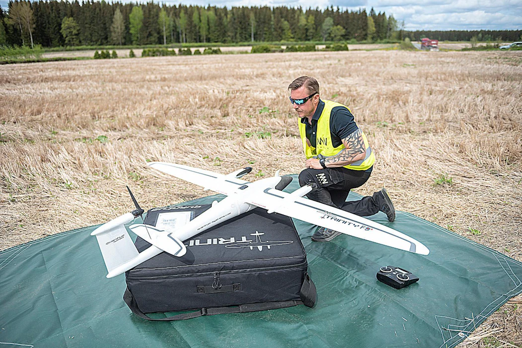 Magnus Selin esittelee saksalaisen Quantum Systemsin Trinity F90 -lennokkia. Kone kartoittaa 90-minuuttisen lennon aikana jopa 700 hehtaaria metsää.
