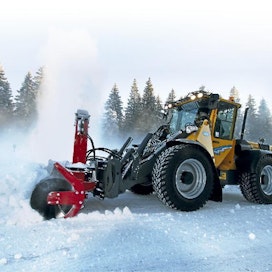 200 litran moottorihydrauliikan tuotto  mahdollistaa esim. lumilingon käyttämisen.