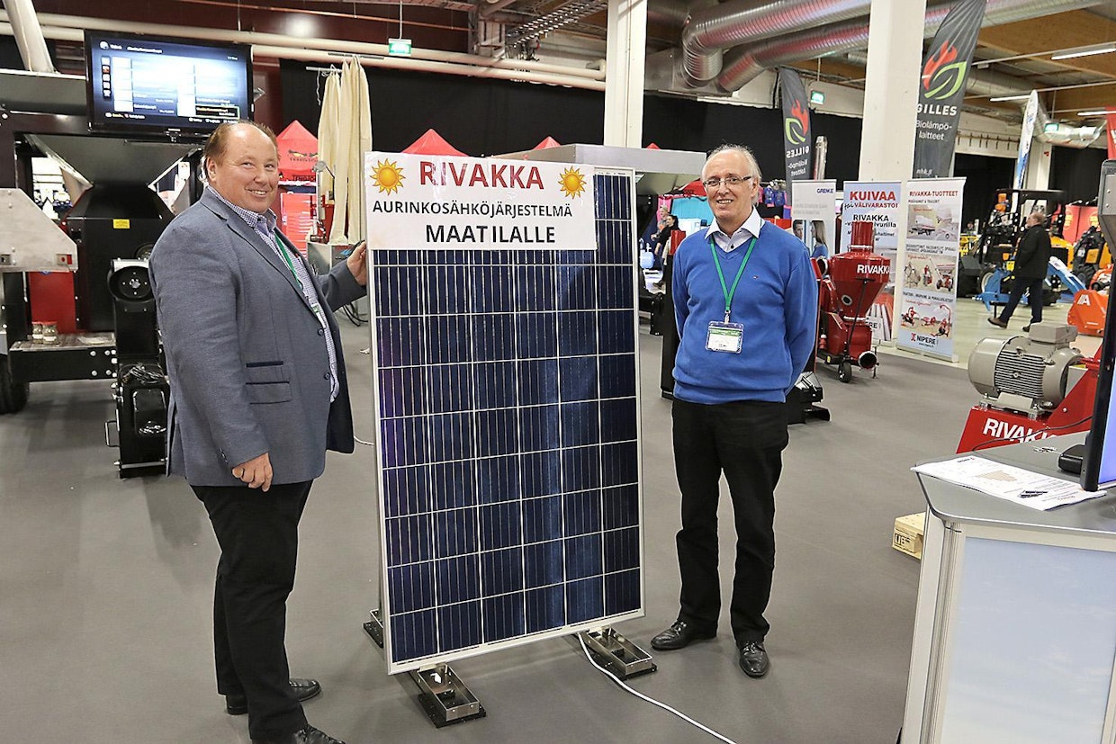 Paremmin myllyvalmistajana tunnettu Nipere Oy on aloittanut myös aurinkopaneelijärjestelmien myynnin, kertoi Ari Ollikkala (vas.). Yhteistyökumppanina on Ampner Oy, joka tarjoaa maatiloille järjestelmiä 20 kWp:n tehosta ylöspäin. Nyrkkisääntönä hinnassa voi pitää 50 kWp:n tehoiselle järjestelmälle n. 1 100 eur/kWp, kertoi Heikki Salo. (MT)