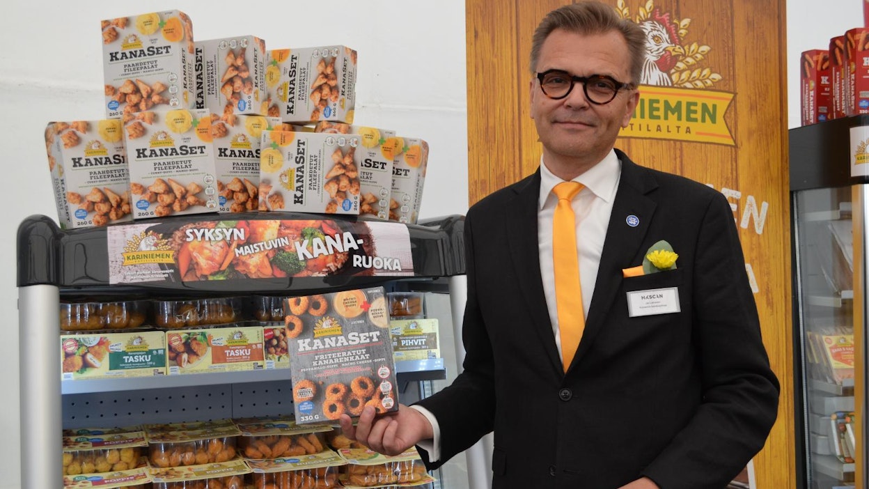Toimitusjohtaja Jari Latvanen esitteli ylpeänä uusia broilerituotteita Rauman tuotantolaitoksen avajaisissa perjantaina.