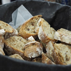 Hyönteisjauhoa on leivottu Fazerin rouheiseen ciabattaan. Kun raaka-ainetta saa riittävästi, tarkoitus on tuoda leipä valtakunnalliseen myyntiin.