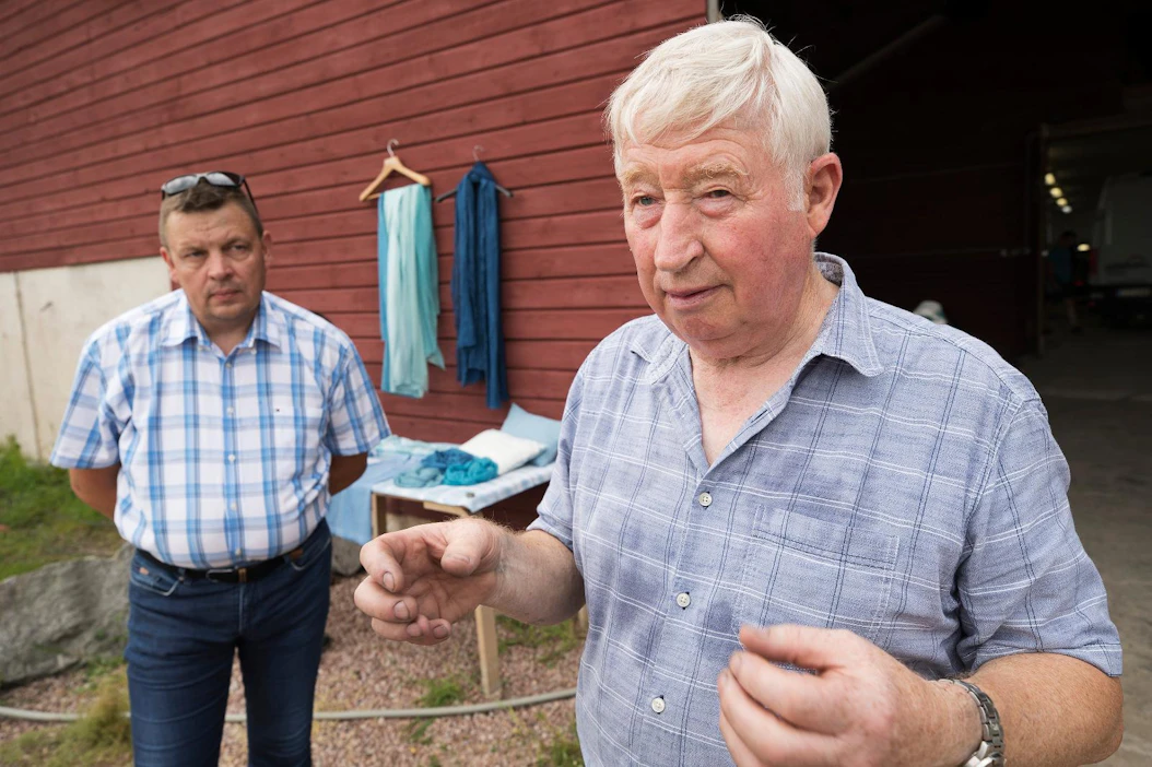 Ian Howard (oik.) saapui Englannista kertomaan Pasi Ainasojalle Nivalaan kokemuksiaan morsingosta. Howardon eläköitynyt morsingonviljelijä, ja haluaa jakaa vuosien varrella oppimansa tiedon kasvin viljelystä ja värinerotuksesta.