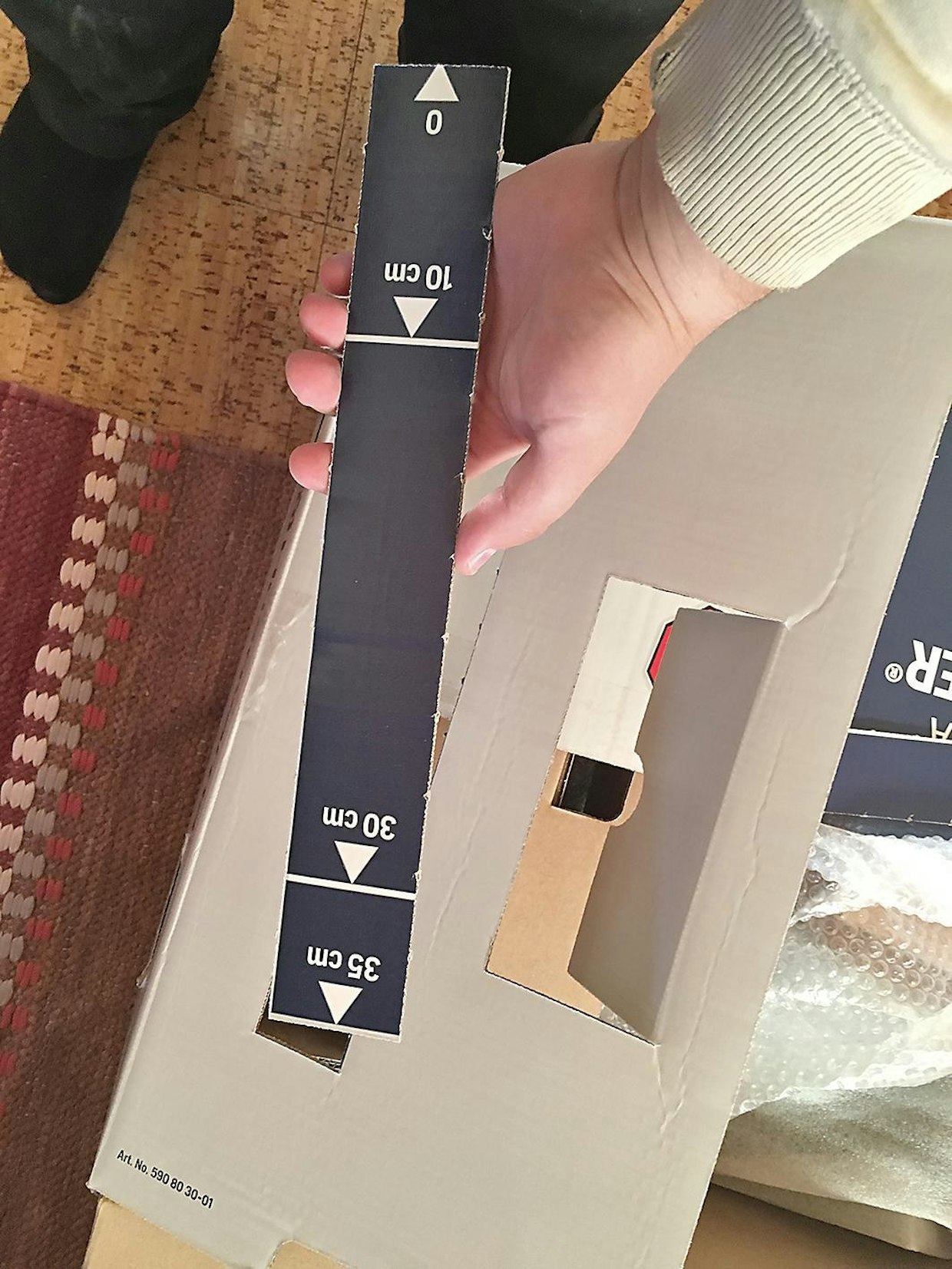 Husqvarnan pahvilaatikon lipasta saattoi irrottaa leikkurin asennuksessa hyödyllisen mitan.
