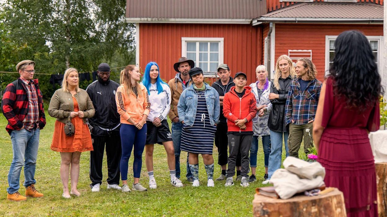 Farmi Suomi on kuvattu suurimmilta osiltaan alkuperäisasussaan säilytetyssä, yli satavuotiaassa Maalaistalo Sipilässä Pieksämäen Venetmäen kylässä. Mukana kisassa ovat: Ex-mäkikotka Janne Ahonen, räppäri Dan ”Uniikki” Tolppanen, toimittaja Sanna Ukkola, kauppiaan rouva Michele Murphy-Kaulanen, toimitusjohtaja Mikael Jungner, yleisurheilija ja urheilumanageri Noora Toivo, räppäri Pastori Pike, lastenhoitaja Pia Nykänen, realitytähti Sauli Koskinen, näyttelijä Timo Lavikainen, Miss Suomi 2019 Anni Harjunpää sekä artisti ja somevaikuttaja Tuuli.