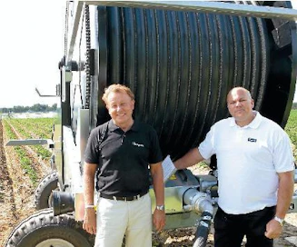 Rosenqvist Irrigation toimittaa hankkeen sadetustekniikan. VD Jörgen Lindell (oik.) ja aluemanageri Esa Kuusela Rosenqvistin R2500-sadettajan (90/480) edessä.