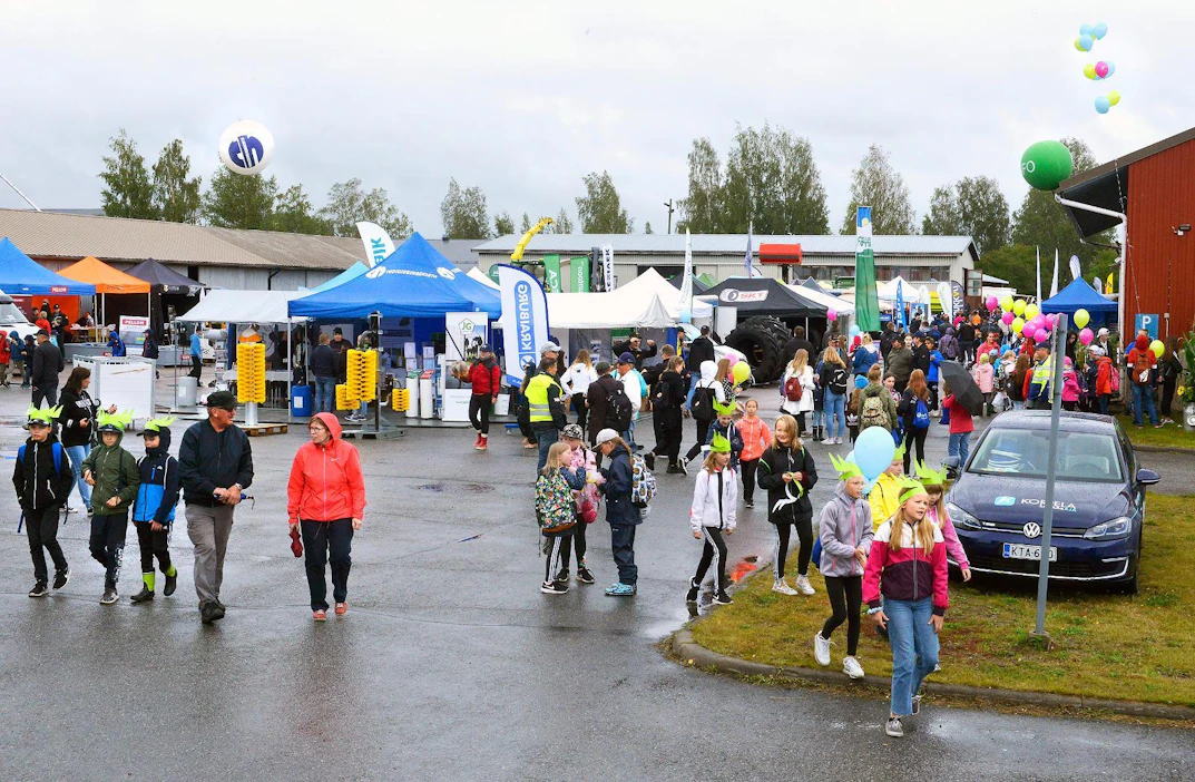 Ollikkalan maaseutumessuilla oli iloinen meno alusta alkaen. Avajaispäivänä paikalla oli yli tuhat koululaista ja opiskelijaa kautta koko Keski-Pohjanmaan. Aamun tihkusade ei menoa haitannut. Auringonpaiste alkoi sopivasti puolenpäivän aikaan, kun tapahtuma virallisesti avattiin.