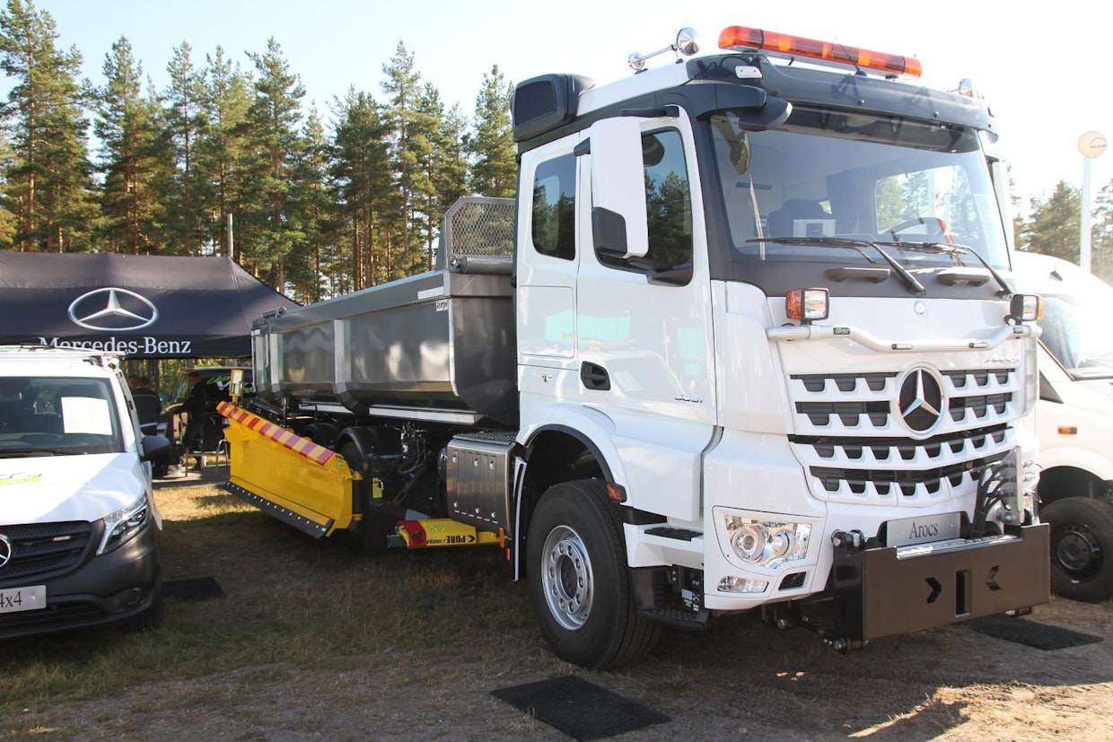 MB Arocs tienhoitoauto on varustettu Pajakulma tienhoitovarustuksella, joka käsittää Pure Omega -kääntyvän alusterän 2 500–3 450 mm työleveydellä ja Pure Delta3 -sivuauran. Etupäässä on 9 tonnin akseli parabelijousilla. 13 tonnin taka-akselistossa ja 7,5 tonnin takatelissä on ilmajousitus. (TR)