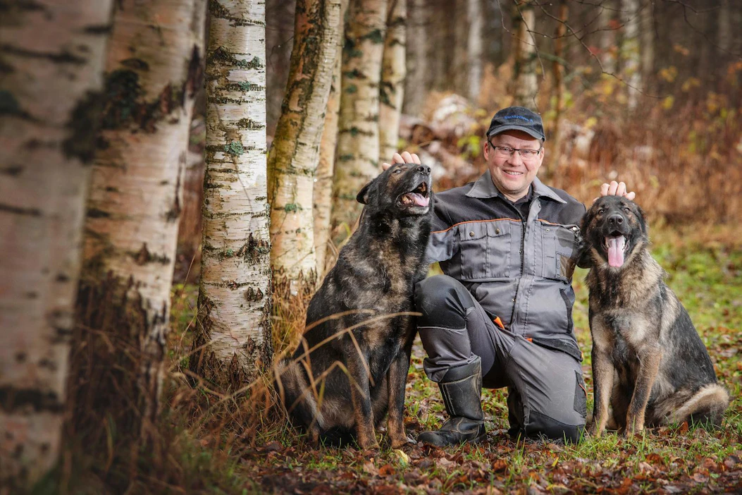 MTK-Pohjois-Karjalan puheenjohtaja Jouni Mäkisalo hoitaa tilansa työt pääasiassa yksin. Työkavereina hääräävät Alhovaaran General eli Kentsu (vas.) ja Alhovaaran Neeli.