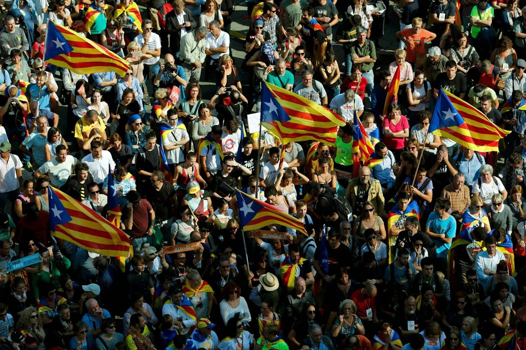 Itsenäisyyden kannattajat kokoontuivat Katalonian alueparlamentin edustalle Barcelonassa. LEHTIKUVA/AFP