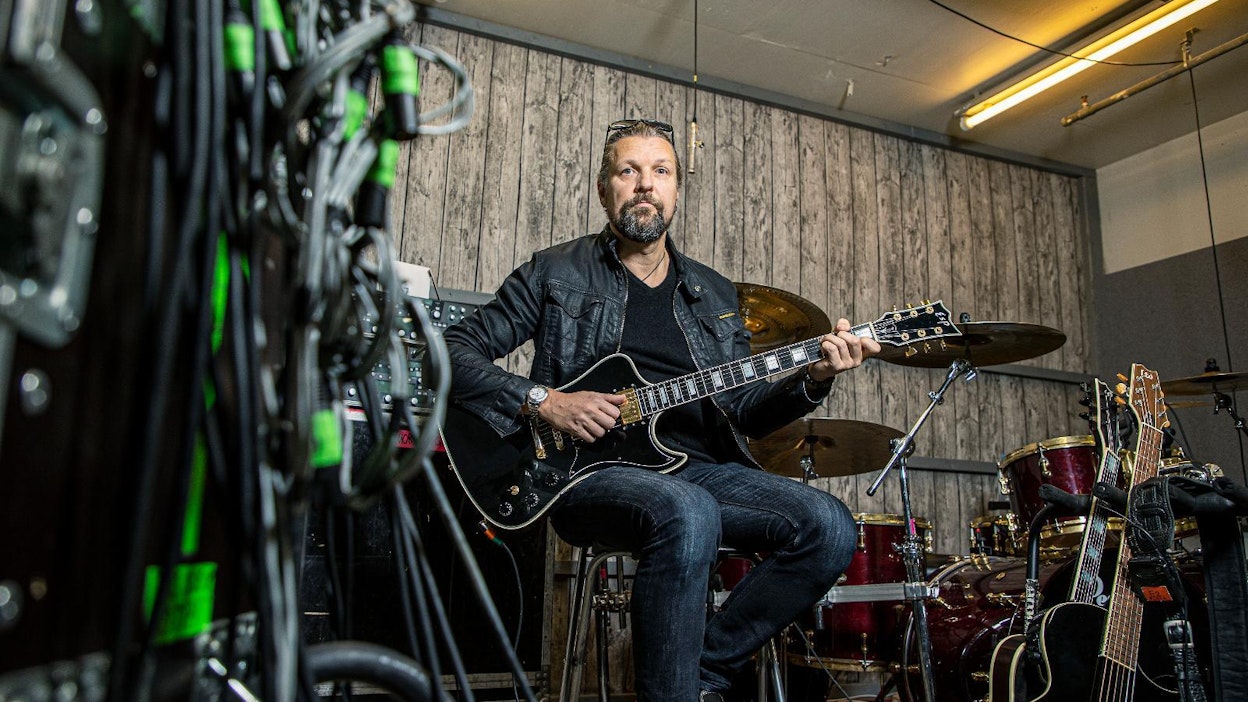 Esa Holopainen selvisi koronavuodesta, kun hän oli onnekseen saanut juuri sitä ennen vuoden apurahan säveltämiseen. Silver Laken kappaleiden jälkeen hän jatkoi suoraan säveltämistä Amorphiksen albumille, jota äänitetään paraikaa.