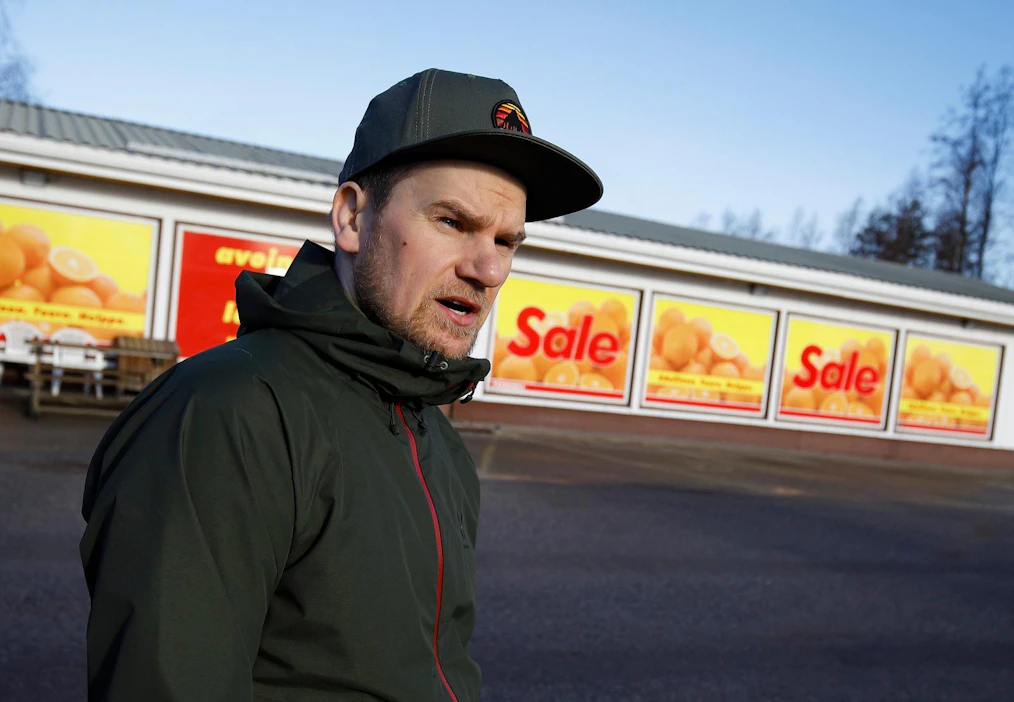 Jani Kallionsivu osti kotikylänsä kauppakiinteistön ja vuokraa sitä uudelle kauppayrittäjälle. ”Halusin pelastaa kotipaikkani kaupan. Aika paljon on saatu täällä 2000-luvulla jumpata näiden asioiden kanssa, jotta säälliset palvelut ovat säilyneet kylällä”, mies kommentoi.