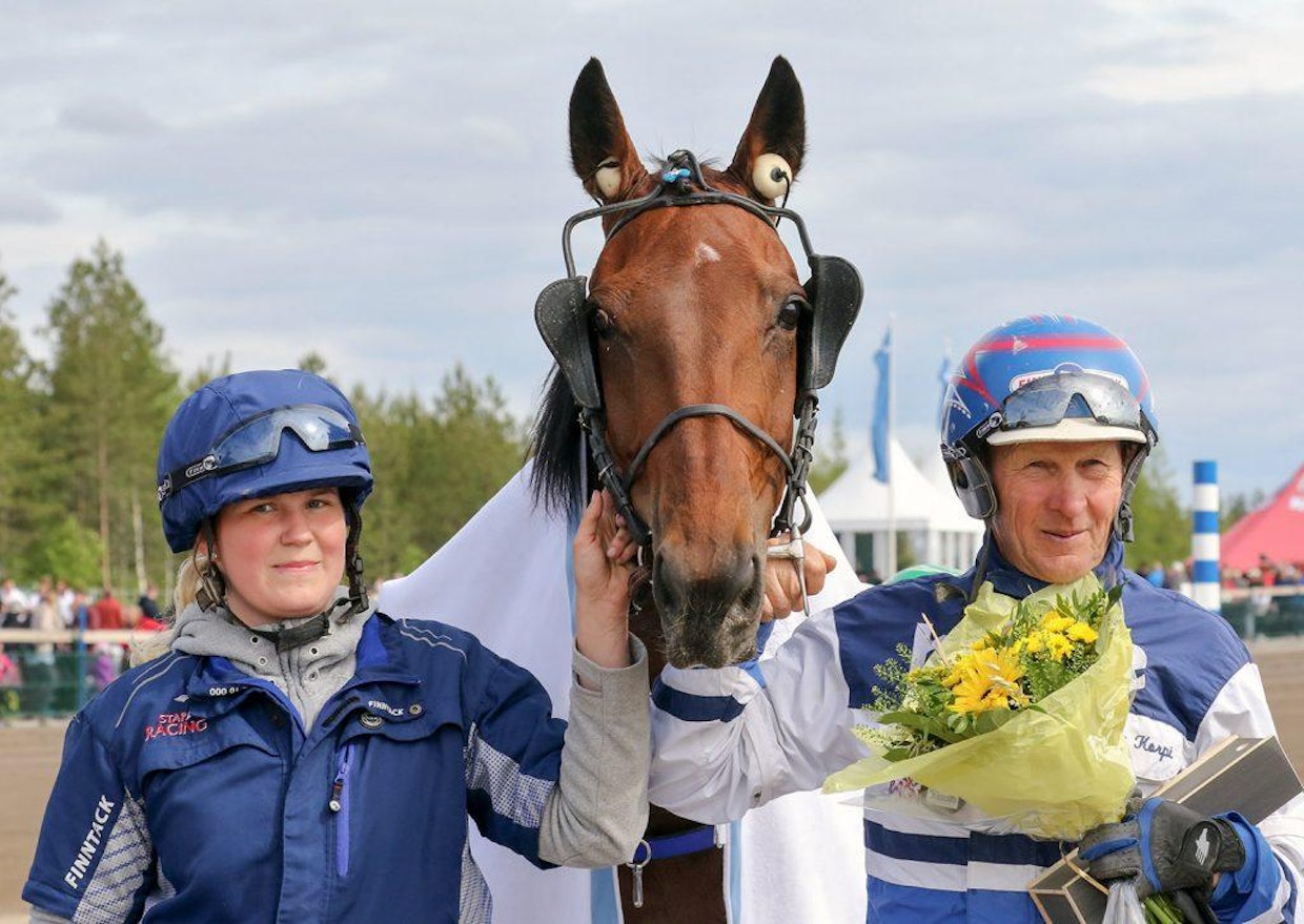Twigs Voicin voittoa juhlimassa hoitaja Hanna Rakkolainen ja ohjastaja-valmentaja Pekka Korpi. Kuva: Anu Leppänen