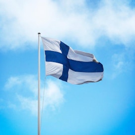 Ainakin valtion virastot ja laitokset vetävät torstaina Suomen lipun salkoon.