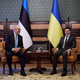 Zelenskyi (kuvassa oikealla) kertoi asiasta yhteisessä lehdistötilaisuudessaan Viron presidentin Alar Karisin kanssa. LEHTIKUVA/AFP