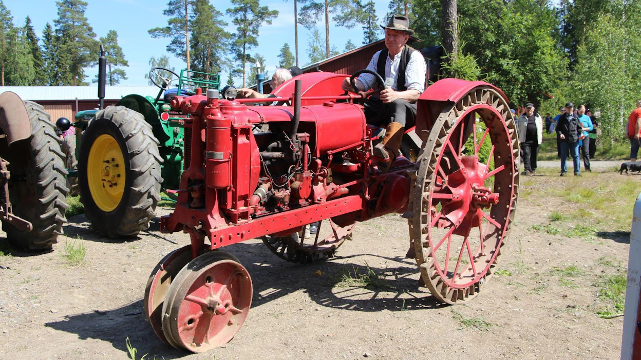 International Farmall F-14 -traktoria valmistettiin vuosina1938–39 Chicago, USA. Valmistettu yhteensä 27 401 kpl.