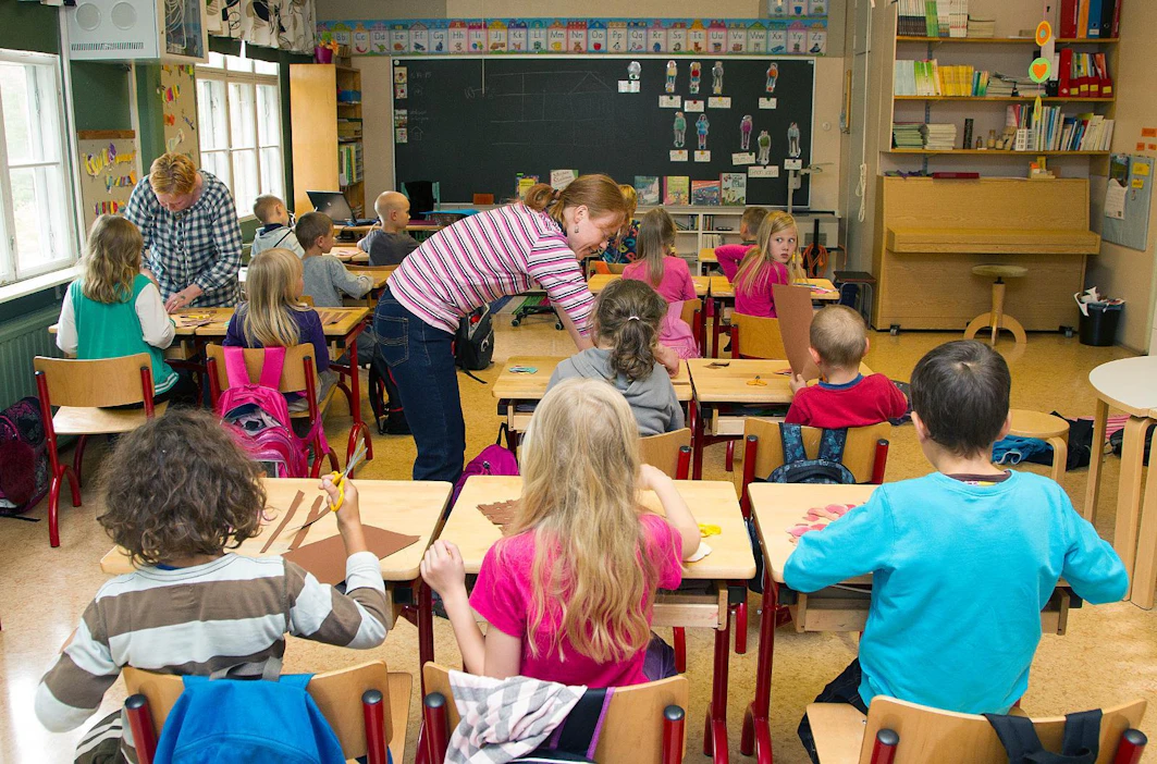 Moni muistaa kieltentunneilta kieliopin tankkaamisen. Kieli on kuitenkin paljon muuta kuin pelkkiä lauseenjäseniä ja latinasta periytyviä hankalia termejä, amerikkalaisprofessori sanoo.
