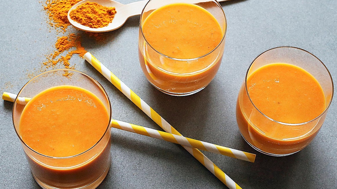 Tässä smoothiessa on trendikästä kurkumaa. Tutkimuksissa on havaittu viitteitä siitä, että kurkumalla olisi hyödyllisiä terveysvaikutuksia.