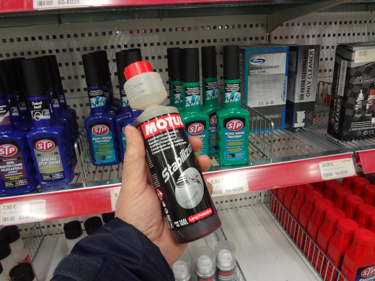 Autotarvikeliikkeet myyvät bensiinin säilyvyyttä parantavia lisäaineita useilla eri tuotenimillä. Purkin koko on usein miten 200–250 ml ja sen hinta on vajaan kympin. Kuvassa näkyvä Motul-säilytysaine maksoi Motonetin myymälässä 7,90 euroa.