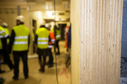 Paloturvallinen puutalo -oppaassa käsitellään pääsiassa puisia asuin- ja toimitilarakennuksia.