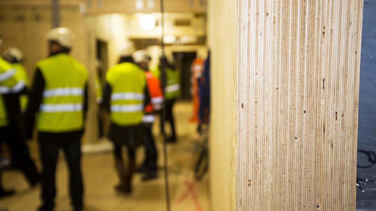 Paloturvallinen puutalo -oppaassa käsitellään pääsiassa puisia asuin- ja toimitilarakennuksia.