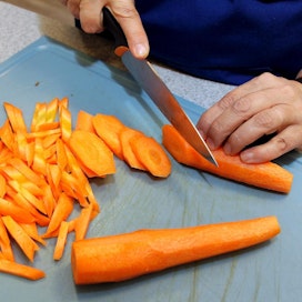 Jääkaappiin tarjolle pilkotut porkkanat kannustavat lasta syömään terveellisesti.