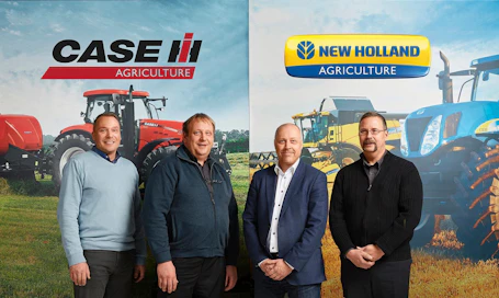 E-P:n Kone ja Tarvikkeen Seppo ja Timo Rajahalme sekä Agritekin toimitusjohtaja Tomi Niemi ja myyntipäällikkö Marko Mustonen sopivat Pirkanmaan konemyynnistä.