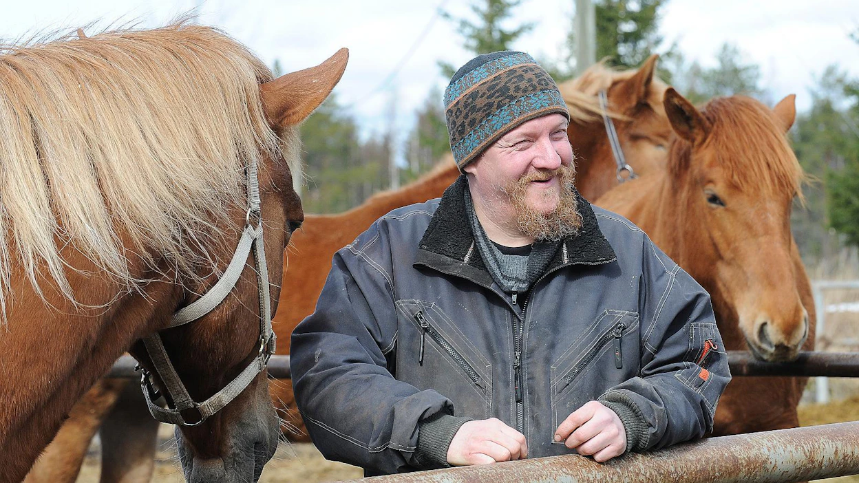 Mika Karhinen myöntää myös, että aina ei hevoskasvattajan arkikaan ole auvoisaa. ”Joku sanoo, että päivääkään en vaihtaisi pois. Minä voisin vaikka viikonkin vaihtaa muutamasta kohtaa. Toisaalta tämä on sillä tavalla rikasta elämää, että on saanut tutustua monenlaisiin ihmisiin.”