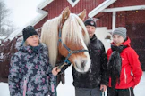 Tarja (vas.), Arto ja Sanni Komulainen sekä perheen juoksijaori Vernanto. Sillä on 22 startista 11 voittoa, rahaa 22 000 euroa ja ennätys 1.26,1ake.